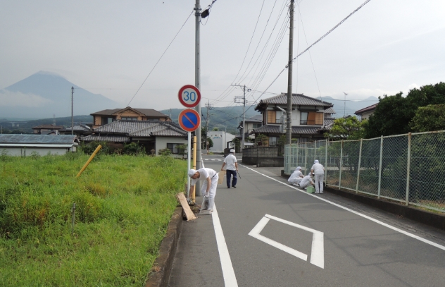 工場周辺の清掃活動を実施しました。