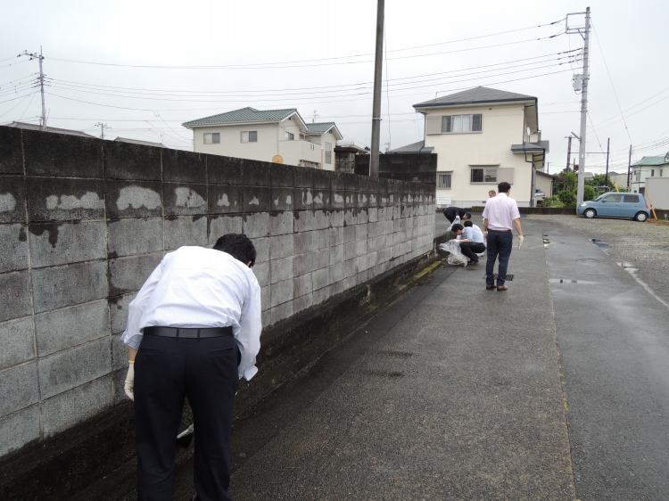 工場周辺の清掃活動を実施しました。